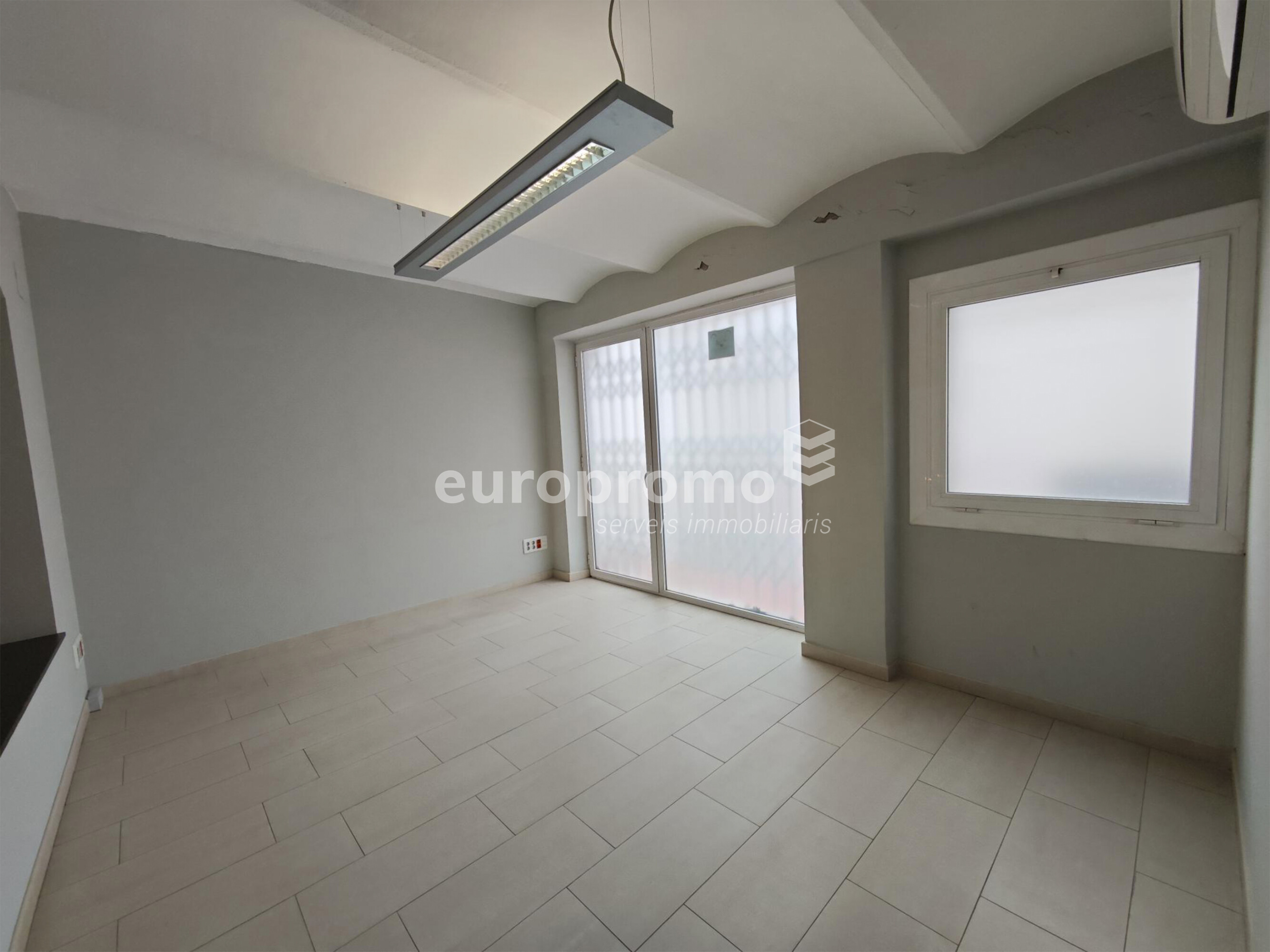 Local de 400m2 situat al centre de Girona!
